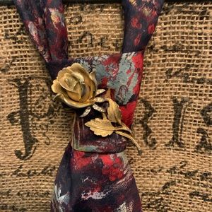 Vintage tie with brooch